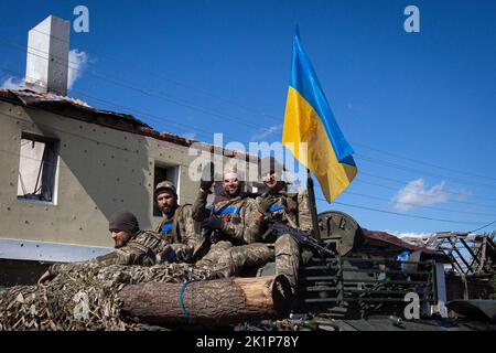 Izium, Ucraina. 19th Set, 2022. I soldati ucraini cavalcano un portatore di personale corazzato nella città di Izium, recentemente liberata dalle forze armate ucraine, nella regione di Kharkiv. La città di Izium fu occupata dalle truppe russe il 1 aprile 2022. (Foto di Oleksii Chumachenko/SOPA Images/Sipa USA) Credit: Sipa USA/Alamy Live News Foto Stock