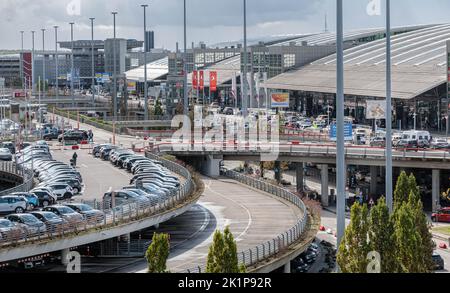 Amburgo, Germania. 19th Set, 2022. Vista dei terminal uno e due dell'aeroporto di Amburgo con piani di avvicinamento e parcheggio. Credit: Markus Scholz/dpa/Alamy Live News Foto Stock