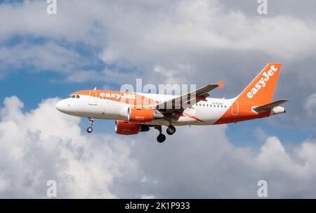 Amburgo, Germania. 19th Set, 2022. EasyJet Airbus A319-111 con registrazione G-EZAO in avvicinamento all'aeroporto di Amburgo. Credit: Markus Scholz/dpa/Alamy Live News Foto Stock