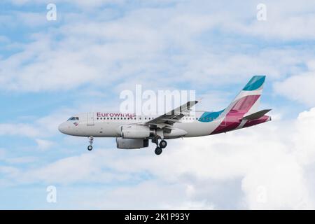 Amburgo, Germania. 19th Set, 2022. L'Eurowings Airbus A319-132 con la registrazione D-AGWM in avvicinamento all'aeroporto di Amburgo. Credit: Markus Scholz/dpa/Alamy Live News Foto Stock