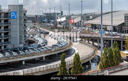 Amburgo, Germania. 19th Set, 2022. Vista dei terminal uno e due dell'aeroporto di Amburgo con piani di avvicinamento e parcheggio. Credit: Markus Scholz/dpa/Alamy Live News Foto Stock