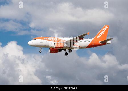 Amburgo, Germania. 19th Set, 2022. EasyJet Airbus A319-111 con registrazione G-EZAO in avvicinamento all'aeroporto di Amburgo. Credit: Markus Scholz/dpa/Alamy Live News Foto Stock