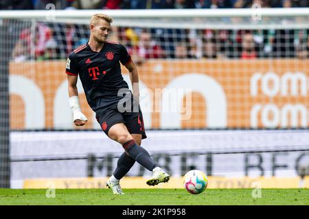 17 settembre 2022, Baviera, Augusta: Calcio: Bundesliga, FC Augusta - Bayern Monaco, giorno 7, WWK Arena. Matthijs de ligt di Monaco in azione. Foto: Tom Weller/dpa Foto Stock