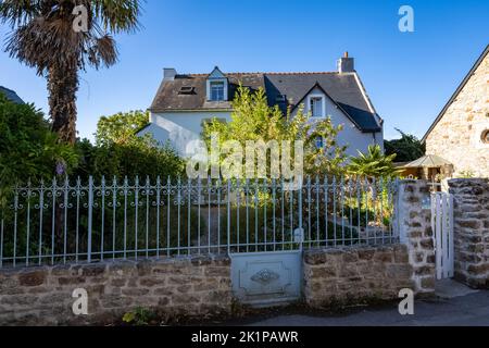 Bretagna, isola Ile aux Moines nel golfo di Morbihan, piccola strada e casa tipica nel villaggio Foto Stock