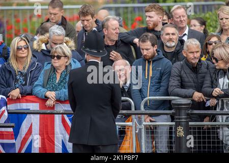 Londra, Regno Unito. 19th Set, 2022. Le persone mostrano la loro emozione lungo il Mall durante il servizio finale del servizio funerale della regina Elisabetta HRM. Credit: Jeff Gilbert/Alamy Live News Credit: Jeff Gilbert/Alamy Live News Foto Stock