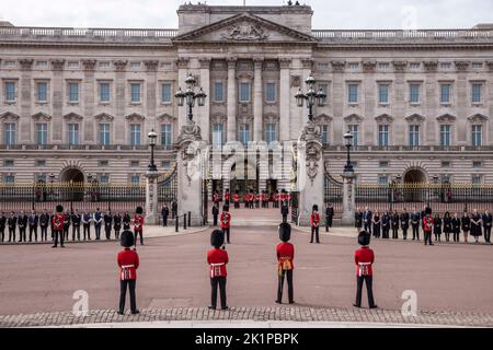 Londra, Regno Unito. 19th Set, 2022. FOTO: Il personale DI JEFF GILBERT Buckingham Palace si trova all'esterno della facciata e si prepara a rendere omaggio alla regina Elisabetta II durante la sfilata finale, passando per il Palazzo, fino a Wellington Arch. Credit: Jeff Gilbert/Alamy Live News Foto Stock