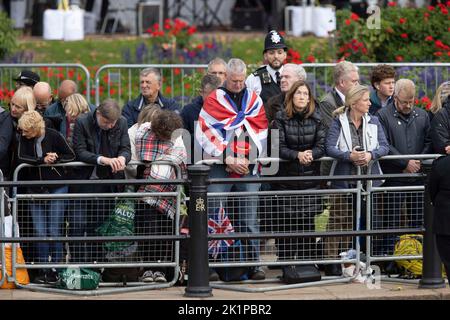Londra, Regno Unito. 19th Set, 2022. Le persone mostrano la loro emozione lungo il Mall durante il servizio finale del servizio funerale della regina Elisabetta HRM. Credit: Jeff Gilbert/Alamy Live News Credit: Jeff Gilbert/Alamy Live News Foto Stock