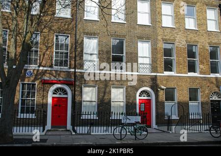 Londra, Regno Unito - Marzo 2022: Vista dell'ex casa Doughty Street del romanziere Charles Dickens che è stato ora trasformato in un museo che celebra il Th Foto Stock