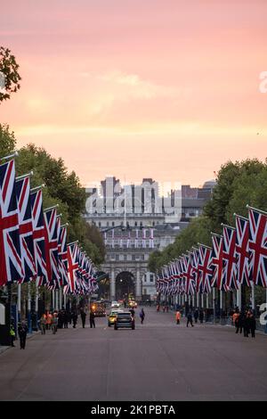 Londra, Regno Unito. 19th Set, 2022. Sun si alza sul Mall davanti al funerale di Stato di sua Maestà la Regina Elisabetta II credito: Jeff Gilbert/Alamy Live News credito: Jeff Gilbert/Alamy Live News Foto Stock