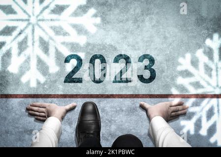 Man è pronto per l'inizio del 2023. Vista dall'alto del concetto di 2023 anni. Business man Forward to New Year Challenge. Inizia il nuovo anno con nuove idee e idee. Foto Stock