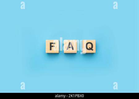 FAQ Domande frequenti testo su blocchi di legno. Quiz, test, sondaggio, interrogazione, supporto, conoscenza e decisione. Banner con informazioni sulle FAQ Foto Stock