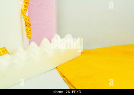 un pezzo di gomma espansa di diverse dimensioni e colori, produzione di mobili imbottiti Foto Stock