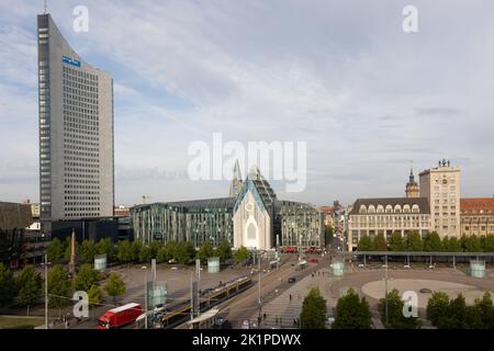 City-Hochhaus Leipzig, Università con Paulinum e Chiesa Universitaria di St. Pauli e Krochhochhaus ad Augustusplatz, Sassonia, Germania. Foto Stock