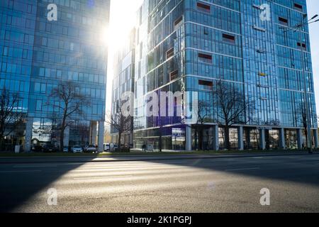 Gdansk Polonia - Maggio 2022 il sole passa attraverso la scena dei trasporti pubblici grattacieli della città a Gdansk. Oliva quartiere degli affari Trasporti traffico cittadino. Tram autobus automobili City Traffic Jam. Vita cittadina Foto Stock