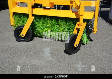 Spazzatrice stradale per lavare e pulire la strada asfaltata. Pulizia della strada. Foto Stock