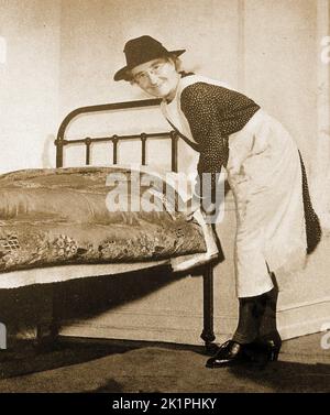 Un ritratto degli anni 40 della signora Mercy Renolds (a volte scritta Reynolds) 'Capo Bedmaker; all'Emmanuel College Cambridge. I Bedmakers erano e sono un appuntamento regolare n college e università britanniche . Il loro lavoro spesso coinvolge le mansioni generali di pulizia. Foto Stock