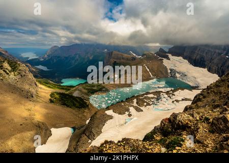 Una foto verticale di una fontana con una statua in Avenida da Liberdade boulevard a Lisbona, Portogallo Foto Stock