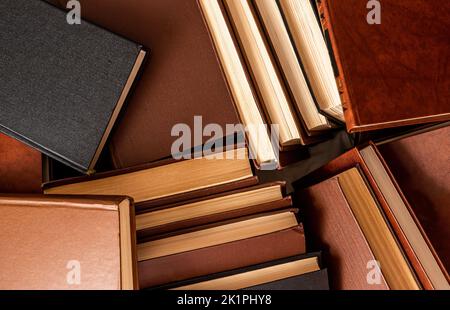 Pile di libri con copertina rigida. Romanzi sfondo. Letteratura in libreria, biblioteca. Enciclopedie, codici, letteratura commerciale o giuridica. Foto di alta qualità Foto Stock