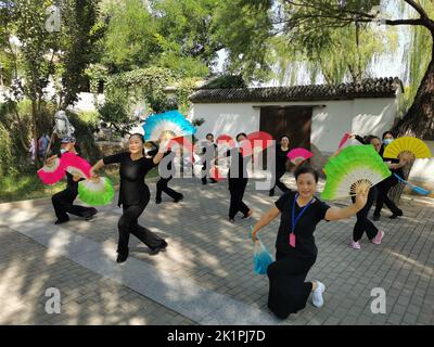 Pechino, Cina. 8th Set, 2022. I membri di una troupe da ballo presso il centro culturale del distretto Xicheng di Pechino si esercitano in un parco a Pechino, capitale della Cina, 8 settembre 2022. Con i suoi eleganti abbigliamento, li Fengwei e i suoi compagni di squadra sono impegnati ultimamente, provando per un prossimo concorso di danza quadrata. PER ANDARE CON 'attraverso la Cina: Da locale a globale, la danza quadrata sta diffondendo fascino' credito: Tai Sicong/Xinhua/Alamy Live News Foto Stock