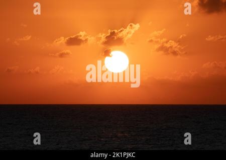 Una triste vista al tramonto a Kocaeli, Kefken. Grande disco solare luminoso tra le nuvole. Cielo arancione. Metafora del passato, separazione, abbandono. Nessuna gente. Foto Stock