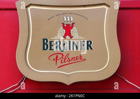 Berlino, Germania - 13 luglio 2020: Logo Berliner Pilsner su un muro. Berliner Pilsner è una birra prodotta a Berlino Foto Stock