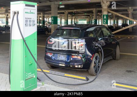 Grodno, Bielorussia - 09 settembre 2022: BMW i3 su 50kW veloce punto di ricarica Malanka sul parcheggio del centro commerciale Triniti shopping - car sharing pendolari carica Foto Stock