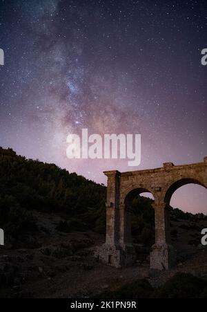 L'antica città di Ariassos, la porta della città in una notte in cui la Via Lattea è visibile Foto Stock