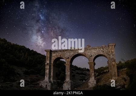 L'antica città di Ariassos, la porta della città in una notte in cui la Via Lattea è visibile Foto Stock