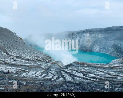 Un colpo di vulcano Ijen a Giava Est, Indonesia Foto Stock
