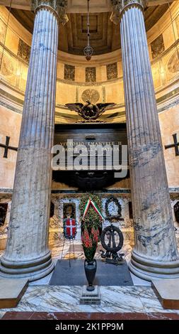 Una foto verticale del Pantheon, la Tomba di Re Vittorio Emanuele II a Roma Foto Stock