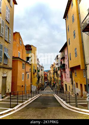 Una foto verticale di una strada con edifici colorati Foto Stock