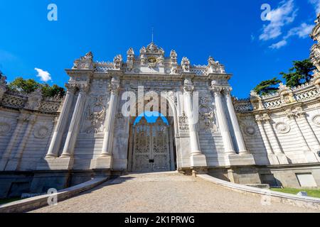 La porta d'ingresso principale dello storico palazzo Dolmabahce a Istanbul, Turchia. Foto Stock