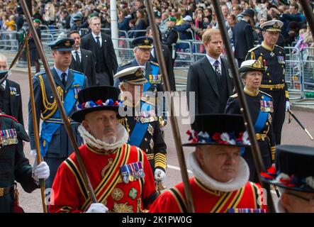 Londra, Inghilterra, Regno Unito. 19th Set, 2022. I membri della famiglia reale britannica sono visti dopo la bara della regina Elisabetta II, gocciolata con lo standard reale sulla Horse Guards Road durante la processione funeraria. (Credit Image: © Tayfun Salci/ZUMA Press Wire) Credit: ZUMA Press, Inc./Alamy Live News Foto Stock