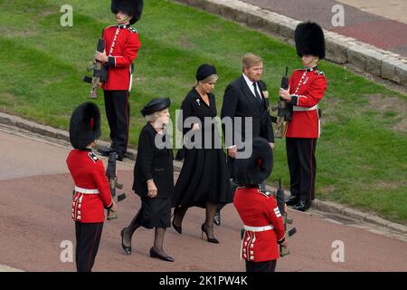 Il re Willem-Alexander, la regina Maxima e la principessa Beatrix (a sinistra) dell'Olanda arrivano davanti al Committal Service della regina Elisabetta II alla cappella di St George al Castello di Windsor nel Berkshire. Data immagine: Lunedì 19 settembre 2022. Foto Stock