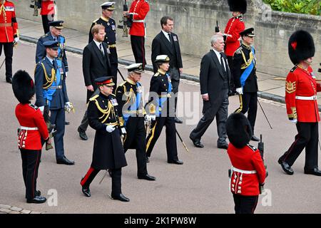 Re Carlo III, Principessa reale, Duca di York, Principe Edoardo, Conte di Wessex, (Secondo da sinistra) Principe di Galles, Duca di Sussex, Peter Phillips, (terza fila da sinistra) Duca di Gloucester e Vice Ammiraglio Timothy Laurence, Cammina dietro la state Hearse portando la bara della Regina Elisabetta II mentre arriva per il Committal Service alla St George's Chapel al Castello di Windsor nel Berkshire. Data immagine: Lunedì 19 settembre 2022. Foto Stock