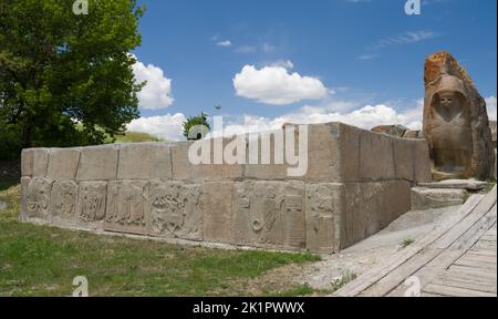 Vista dell'entrata del cancello con la sfinge dal periodo Hittita in Alacahoyuk. Un importante punto storico di viaggio in Turchia. Corum - Turchia Foto Stock