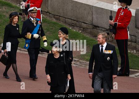 Il re svedese Carl Gustav XVI (seconda a sinistra) e la regina Silvia di Svezia (a sinistra), la principessa olandese Beatrix, la regina olandese Maxima e il re Willem-Alexander dei Paesi Bassi arrivano alla cappella di San Giorgio all'interno del castello di Windsor per il servizio di commissione per la regina Elisabetta II, che si tiene nella cappella di San Giorgio nel castello di Windsor, nel Berkshire. Data immagine: Lunedì 19 settembre 2022. Foto Stock