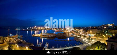 Skyline, porto, via Roma, Castello, Cagliari, di notte, Sardegna, Italia, Europa Foto Stock