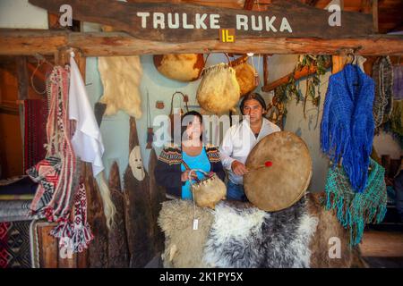 Cile,Villarrica -distretto del lago-in un centro Mapuche vengono venduti prodotti speciali degli indiani Mapuche, come prodotti in pelle. Foto Stock