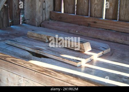 Casa in Svezia, piccolo. T WC razionale in legno con foro. Architettura tradizionale dalla Scandinavia. Foto Stock