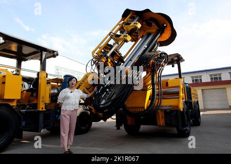 ZHANGJIAKOU, CINA - 20 SETTEMBRE 2022 - i tecnici di Huatai Mining, Metallurgy e Machinery Co LTD si scambiano problemi tecnici con i clienti tramite A. Foto Stock