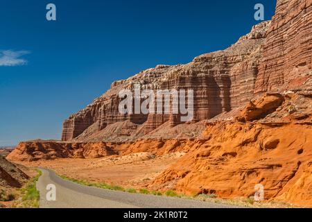 Scogliere di arenaria di Wingate di Hall Mesa, su Notom-Bullfrog Road, nota anche come Burr Trail Road, vicino a Bullfrog, Glen Canyon National Recreation Area, Utah, USA Foto Stock