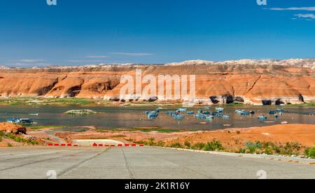 Rampa di accesso abbandonata, a causa del basso livello dell'acqua, barche a Bullfrog Bay presso il lago Powell, Bullfrog, Glen Canyon National Recreation Area, Utah, USA Foto Stock