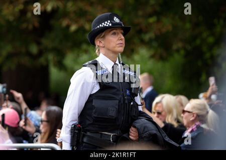 La Regina ritorna alla sua amata casa del Castello di Windsor per l'ultima volta dopo il funerale di Stato nell'Abbazia di Westminster. Enormi folle si sono allineate sulla lunga passeggiata per dire addio a sua Maestà mentre il cuore di stato si muoveva lentamente li passava. Una guardia d'onore ha fiancheggiato la Long Walk con rappresentanti di tutti i servizi e della polizia. Foto Stock