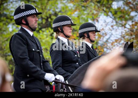 La Regina ritorna alla sua amata casa del Castello di Windsor per l'ultima volta dopo il funerale di Stato nell'Abbazia di Westminster. Enormi folle fiancheggiarono la Long Walk per salutare sua Maestà mentre il cuore di stato passava lentamente them.Mounted Police dalla forza di Vally del Tamigi conduceva la processione al castello Foto Stock