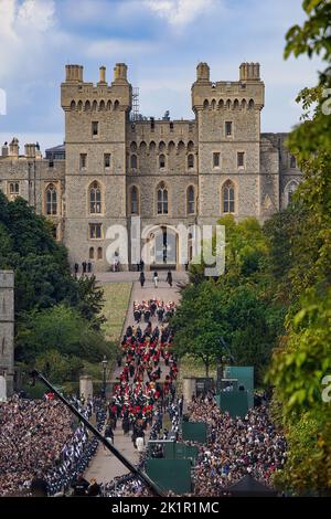 La Regina ritorna alla sua amata casa del Castello di Windsor per l'ultima volta dopo il funerale di Stato nell'Abbazia di Westminster. Enormi folle si sono allineate sulla lunga passeggiata per dire addio a sua Maestà mentre il cuore di stato si muoveva lentamente li passava. La processione entrò nei giardini del castello attraverso la passeggiata lunga. Foto Stock