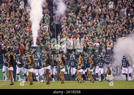 Philadelphia, Pennsylvania, Stati Uniti. 19th Set, 2022. I giocatori delle Eagles di Philadelphia prendono il campo durante una partita di due settimane tra le Eagles di Philadelphia e i Minnesota Vikings Lunedi, 19 settembre 2022; al Lincoln Financial Field di Philadelphia, PA. (Credit Image: © Saquan Stimpson/ZUMA Press Wire) Foto Stock