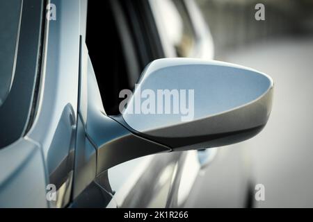 Primo piano dello specchietto laterale per auto. Vista posteriore dello specchio dell'automobile argentata Foto Stock
