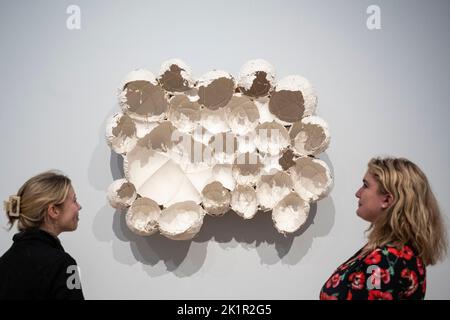 Londra, Regno Unito. 20 settembre 2022. Vista del membro dello staff 'senza titolo', 1985'. Anteprima della prima grande mostra dell'opera dell'artista ceca Maria Bartuszová a Tate Modern. Oltre 80 delicate opere in gesso sono esposte accanto a calchi in bronzo e rilievi in alluminio in una mostra che si svolge dal 20 settembre al 16 aprile 2023. Credit: Stephen Chung / Alamy Live News Foto Stock