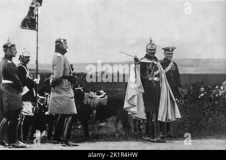 Winston Churchill con Kaiser Wilhelm ll della Germania a guardare manovre militari. Germania 1906 Foto Stock